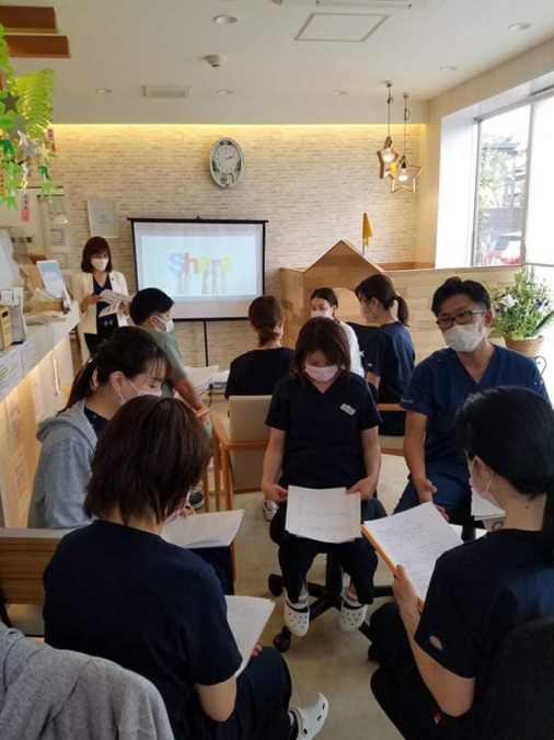 医療法人T&Gわかばやし歯科医院の写真15枚目：講師を招き、勉強会を行うこともあります。今回はソフトな部分に焦点を当てて。