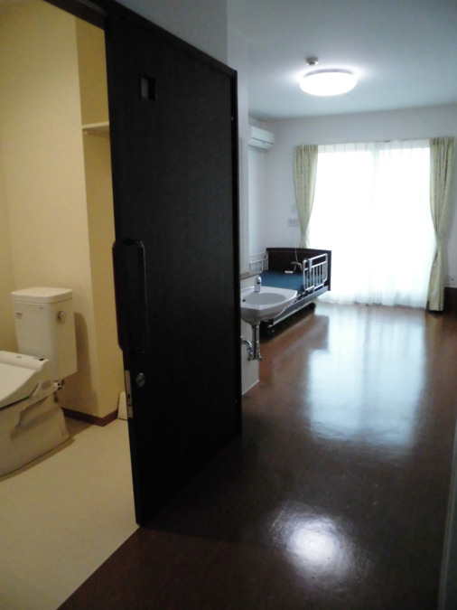 グレースケアあじさい（介護職/ヘルパーの求人）の写真3枚目：サービス付き高齢者向け住宅、小規模多機能の居室。トイレ、洗面付。クローゼット完備