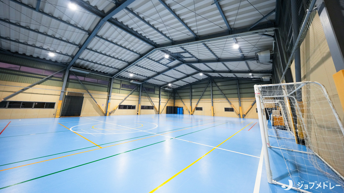 放課後等デイサービスGlowing（サービス管理責任者の求人）の写真3枚目：スポーツスクールやレンタルコートを兼ねた複合施設を使用しています
