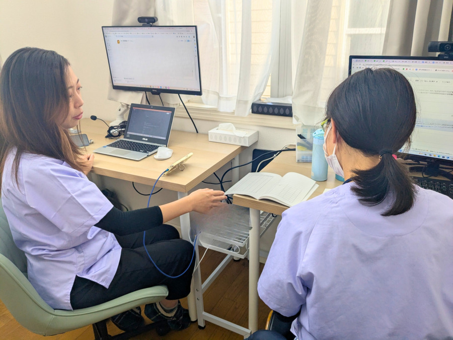 かたゆり訪問看護ステーション(医療事務/受付の求人)の写真2枚目:【OJT】しっかり先輩から研修を受けられます。徐々にできる業務を増やしていきます