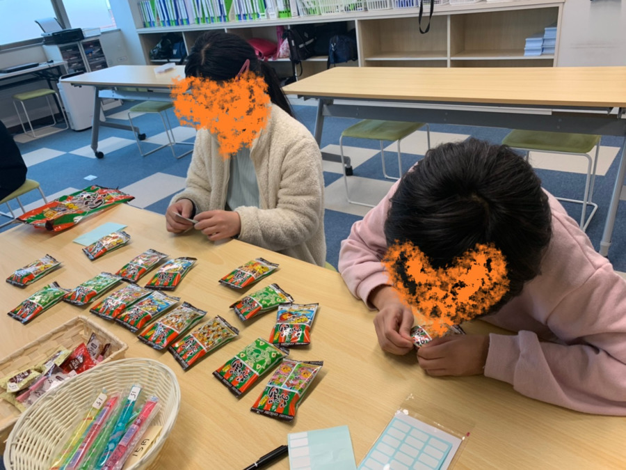 放課後等デイサービス カロカロきっず みなみさや(保育士の求人)の写真8枚目:値札付け作業