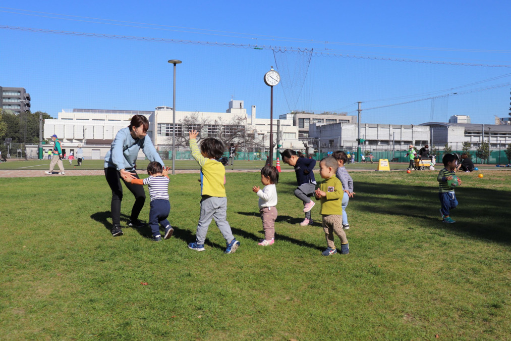 コミュニティハウス保育室ポッポ（保育士の求人）の写真3枚目：天気の良い日は毎日散歩へ出ます。都会ですが、自然に触れあえる公園が沢山あります！