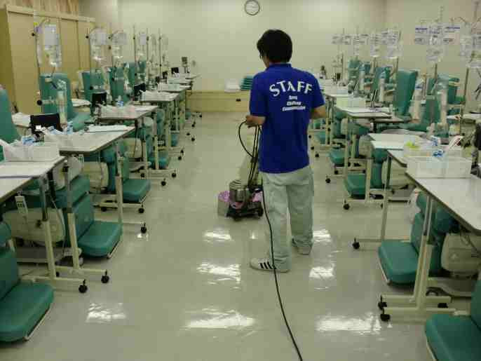 株式会社 ダイラ 井田病院の写真:日常清掃のほかに、定期的に床の機械洗浄もおこないます。