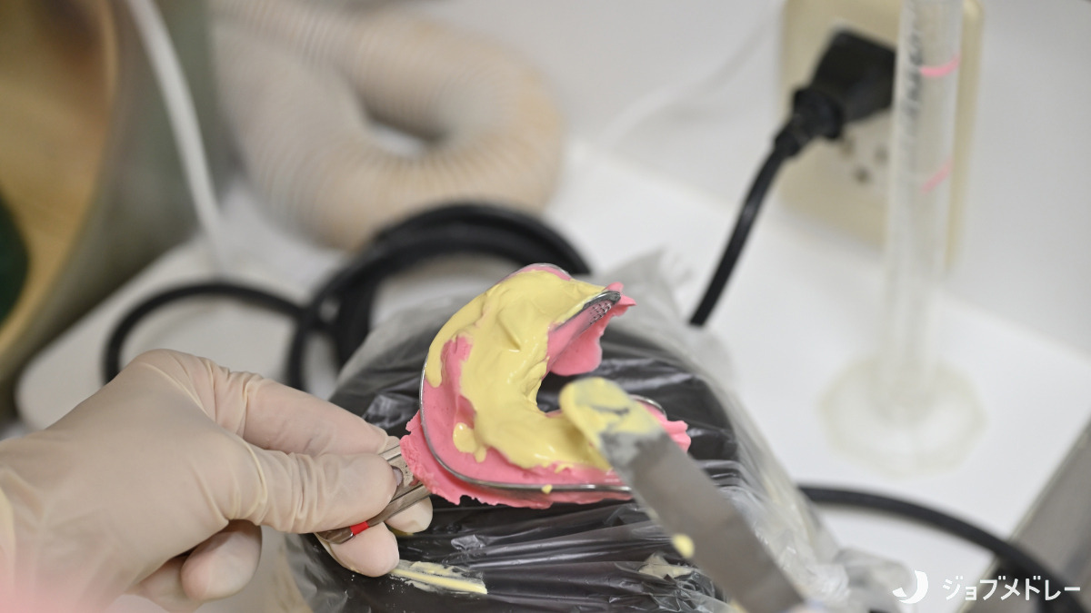 永島歯科医院（歯科助手の求人）の写真17枚目：石膏流しを行っています