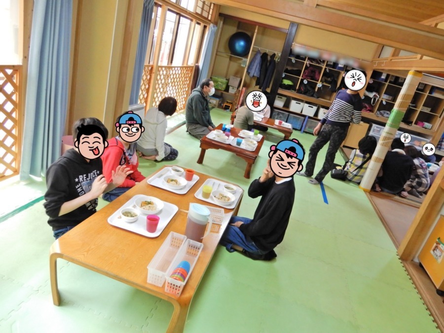 放課後なかよしくらぶ（保育士の求人）の写真9枚目：昼食は、お弁当やスタッフの手作りをおいしくいただきます(^～^)ﾓｸﾞﾓｸﾞ