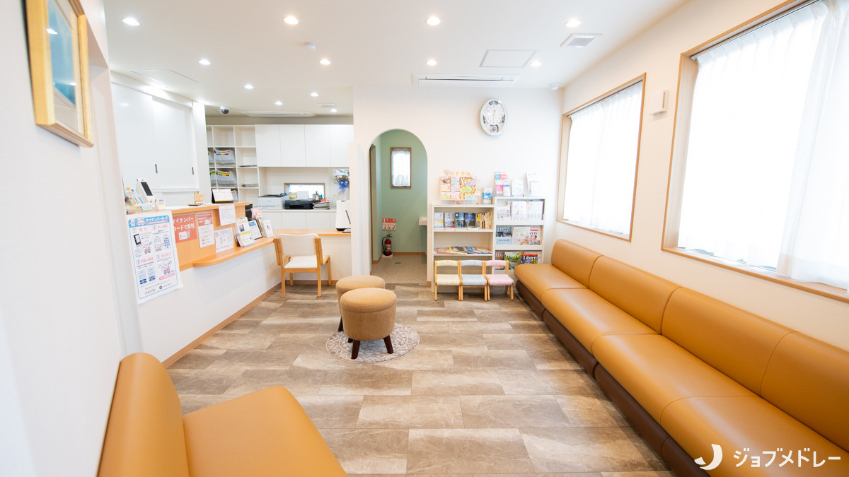 医療法人　誠献会　八幡歯科クリニック（歯科医師の求人）の写真4枚目：明るい光が溢れる待合室です