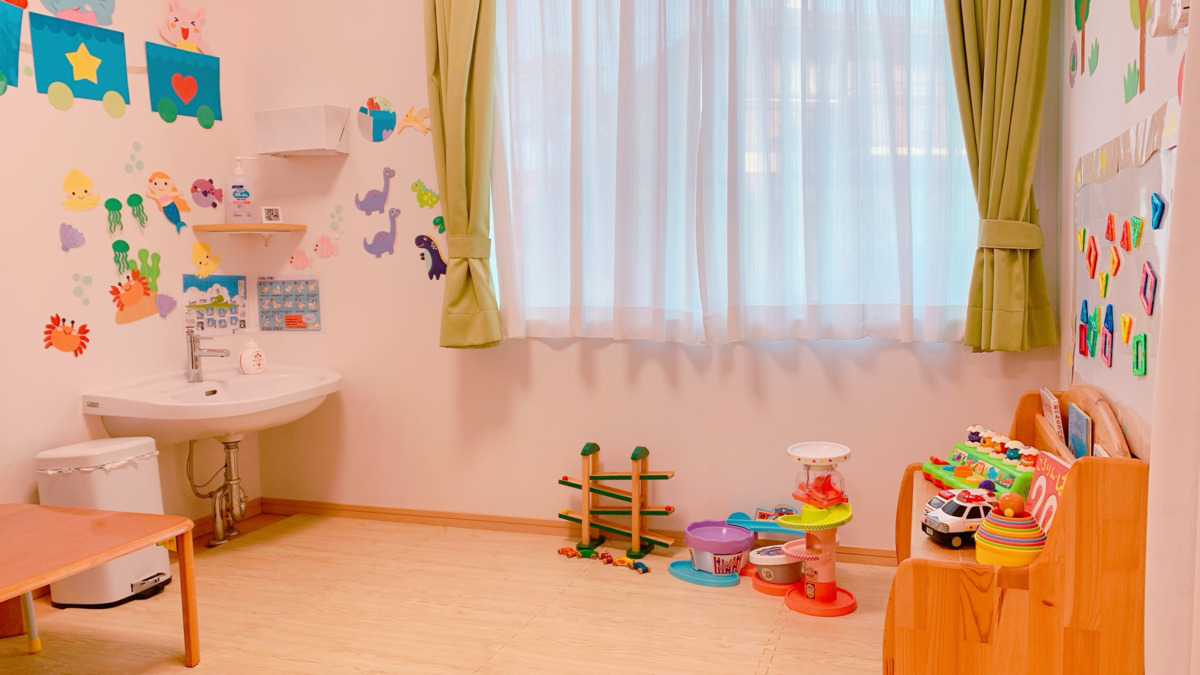 流山市認可病児保育室キッズケアブルーム セントラルの写真7枚目：具合が悪いお子様に寄り添い、安静に過ごします