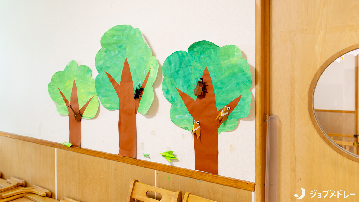 第六コスモ保育園(保育士の求人)の写真15枚目:園のあちこちに飾り付けがされています