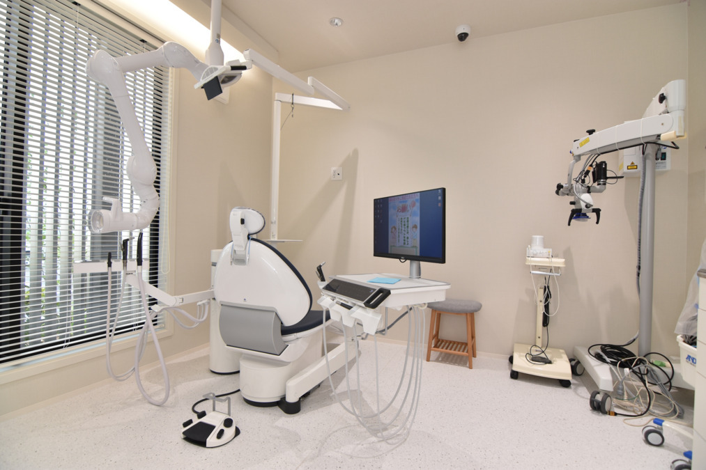 星野歯科クリニック（歯科医師の求人）の写真9枚目：手術用の診療室です。
マイクロスコープ等も完備！！
