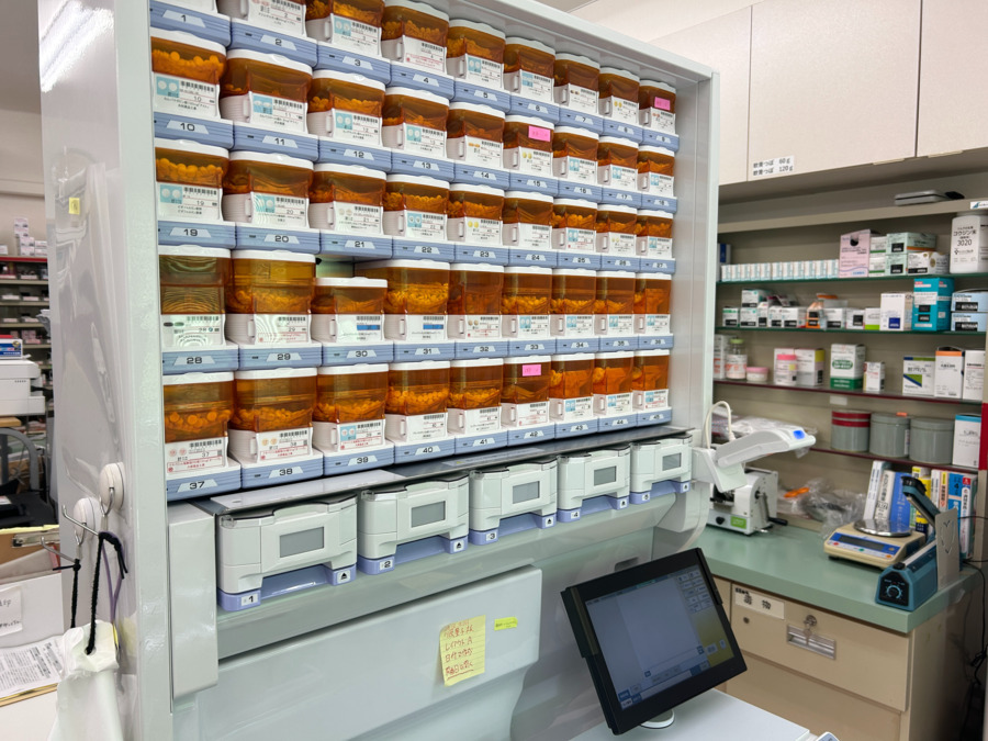 到津調剤薬局の写真3枚目：レセコンと連動した分包機で一包化を自動作成しています。