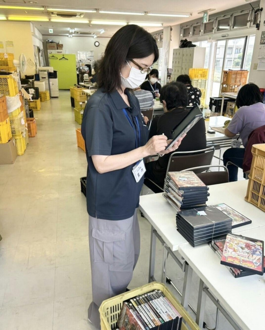 グローアップ前原（生活支援員の求人）の写真5枚目：利用者さんの行った作業の最終チェックを行っています