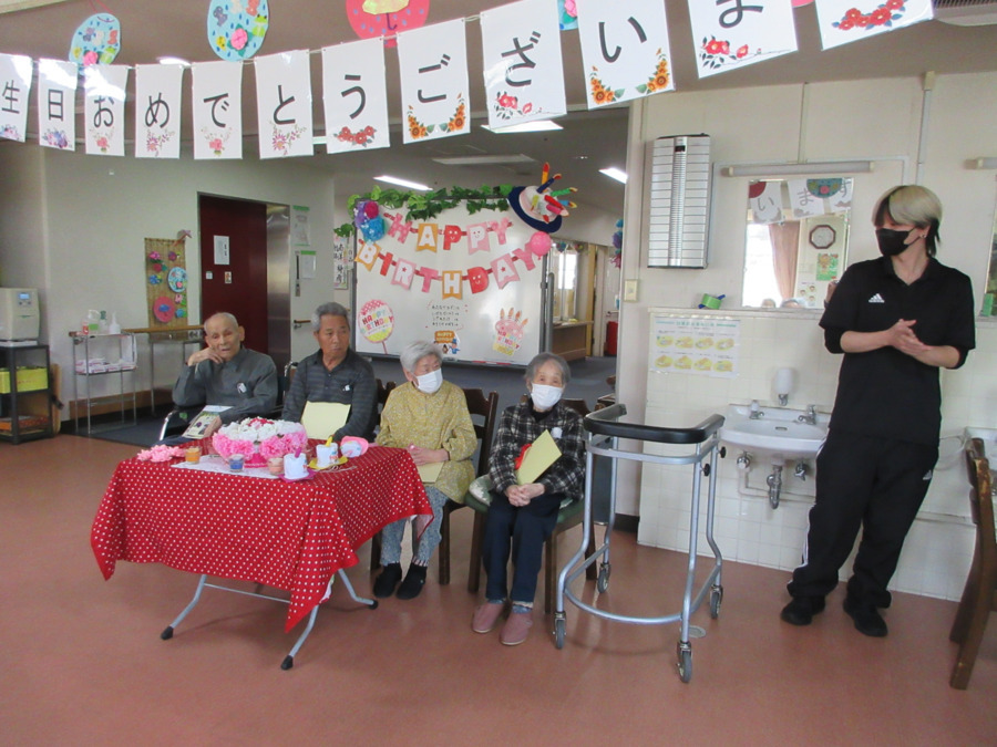 介護付き有料老人ホーム　サンライズ茂原（介護職/ヘルパーの求人）の写真3枚目：お誕生日会のご様子です。