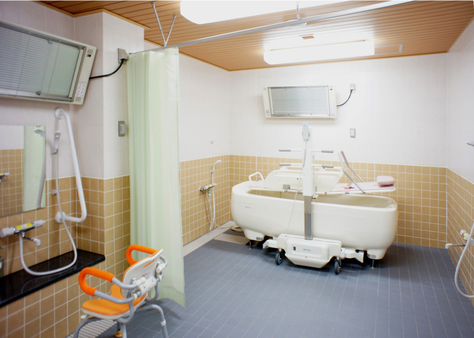 サービス付き高齢者向け住宅アスナル茨木（介護職/ヘルパーの求人）の写真4枚目：入浴困難な方には機械浴を活用している為職員の身体的負担は小さいです