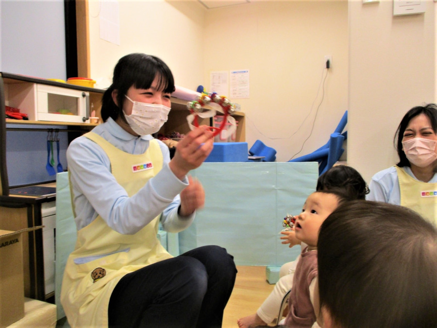 ニチイキッズ横浜西口保育園の写真6枚目：笑顔の絶えない職場環境です☆