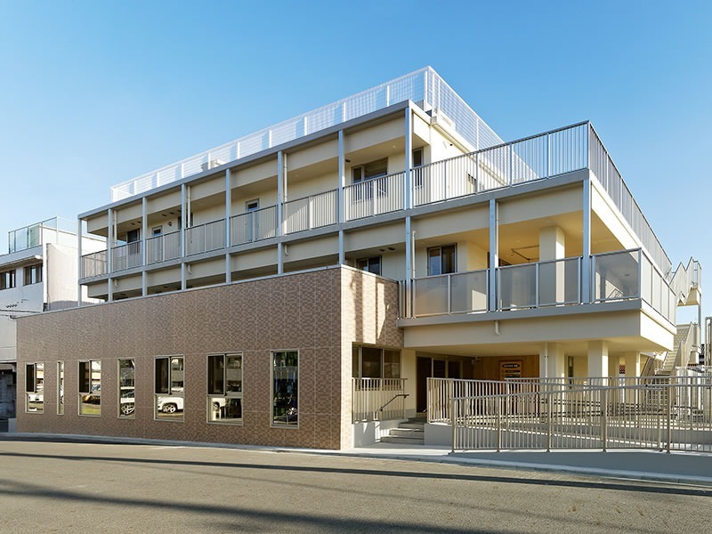 デイサービス友の写真2枚目:法人で一番新しい建物。子どもたちからお年寄りまで様々な方
が利用しています!