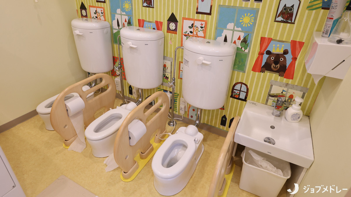 S.T.ナーサリーSCHOOL藤野園(保育士の求人)の写真12枚目:賑やかなイラストが描かれたお手洗いです