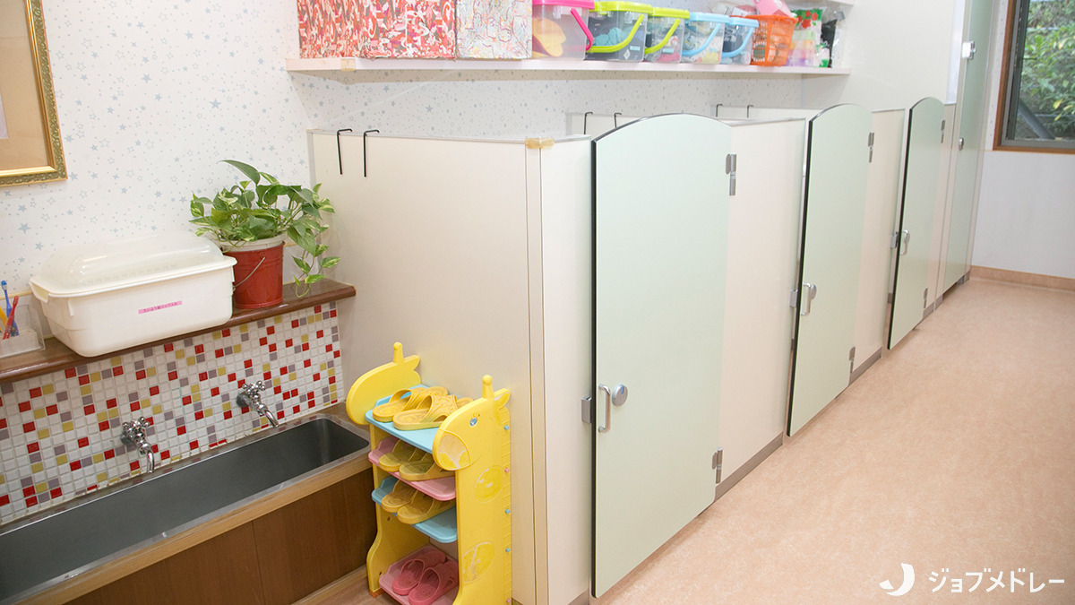 幼保連携型認定こども園にじのね（保育士の求人）の写真19枚目：こども用トイレの様子です