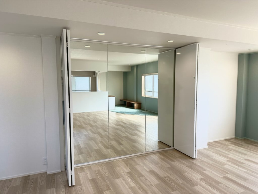 Lala Hina【2026年04月オープン予定】（理学療法士の求人）の写真6枚目：ダンスをする際に、見れる大きな鏡！