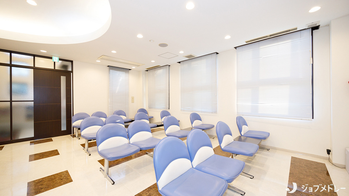 なかのべ歯科医院(歯科医師の求人)の写真4枚目:明るい雰囲気の広々とした待合室です