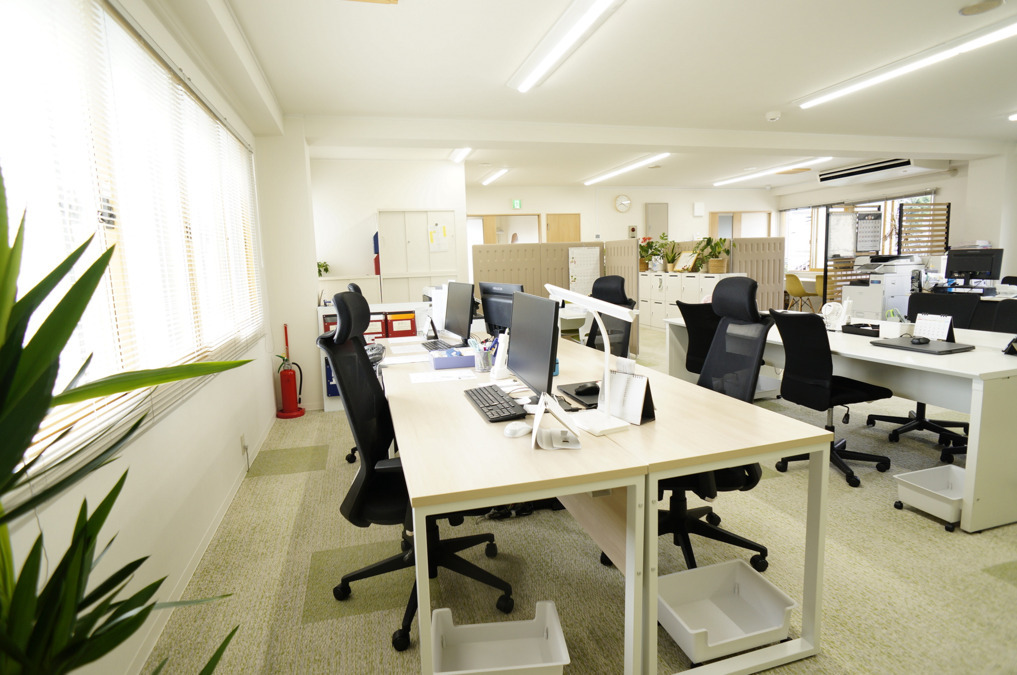 介護ステーションスマイル訪問介護事業部（サービス提供責任者の求人）の写真4枚目：デスクには書類やファイルを置かないようにしています。