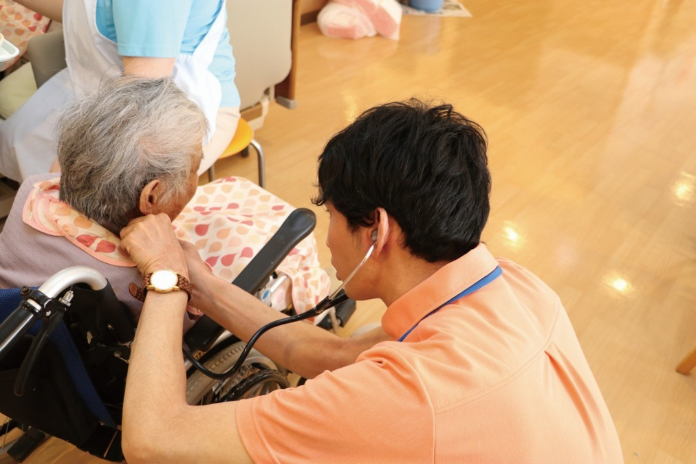 介護老人保健施設　エスペラル東淀川（看護師/准看護師の求人）の写真9枚目：介護、看護、リハビリなどいろんな職種のスタッフが連携しています