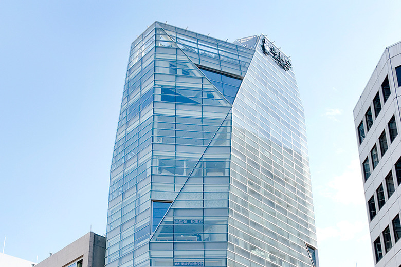 青山クオーツデンタルクリニック・歯科訪問診療部門（医療事務/受付の求人）の写真6枚目：渋谷駅徒歩5分♪
12階建て自社ビルの6階に事務所があります♪