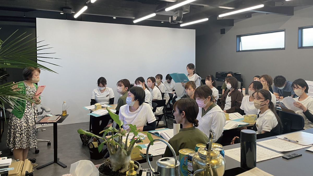 医療法人社団しん治歯科医院の写真20枚目：セミナールームでの勉強会開催。全員で知るべき内容は基本的に医院内で受講します。