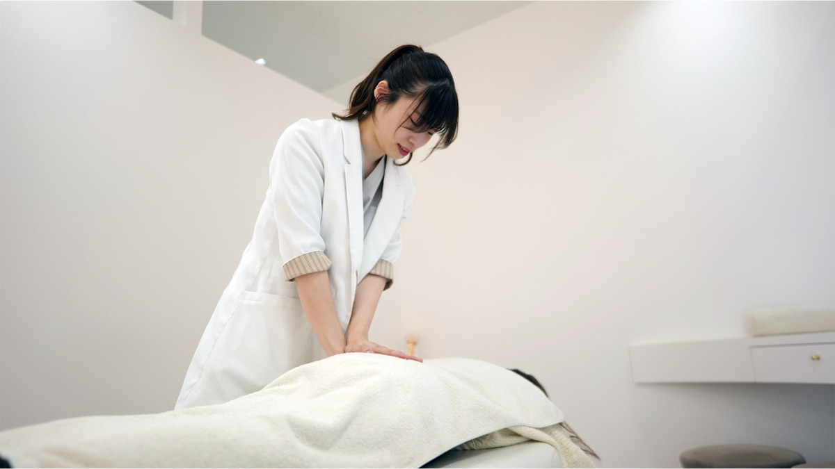 美容整体 Essentia KANAZAWA【2025年06月オープン】（理学療法士の求人）の写真6枚目：骨膜にアプローチする独自技術の施術風景