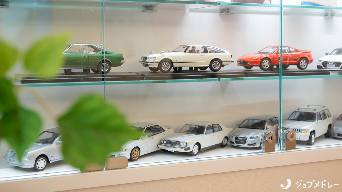 小岩井歯科（医療事務/受付の求人）の写真8枚目：待合室にはミニカーが飾られています♪