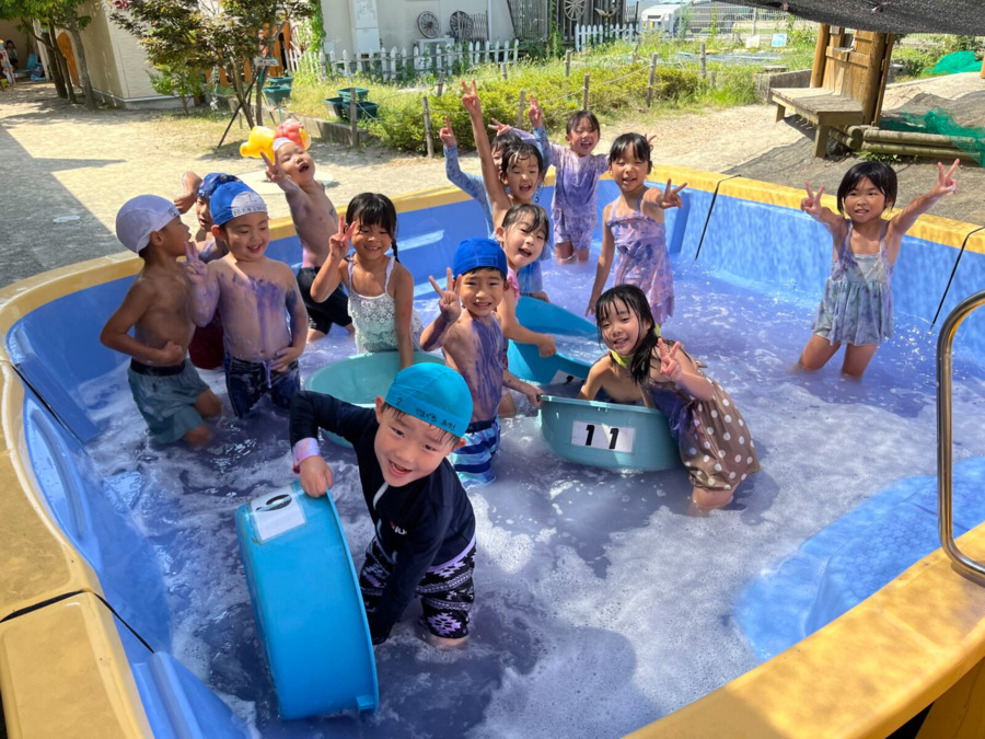 幼保連携型認定こども園　カトレヤこども園（保育士の求人）の写真7枚目：みんな大好きプールあそび★
