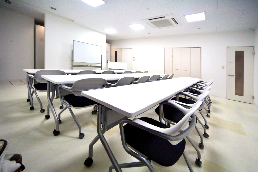水上歯科クリニック（歯科衛生士の求人）の写真9枚目：定期的な院内勉強会でスキルアップ！職種に関係なく、全員で学び成長しています。