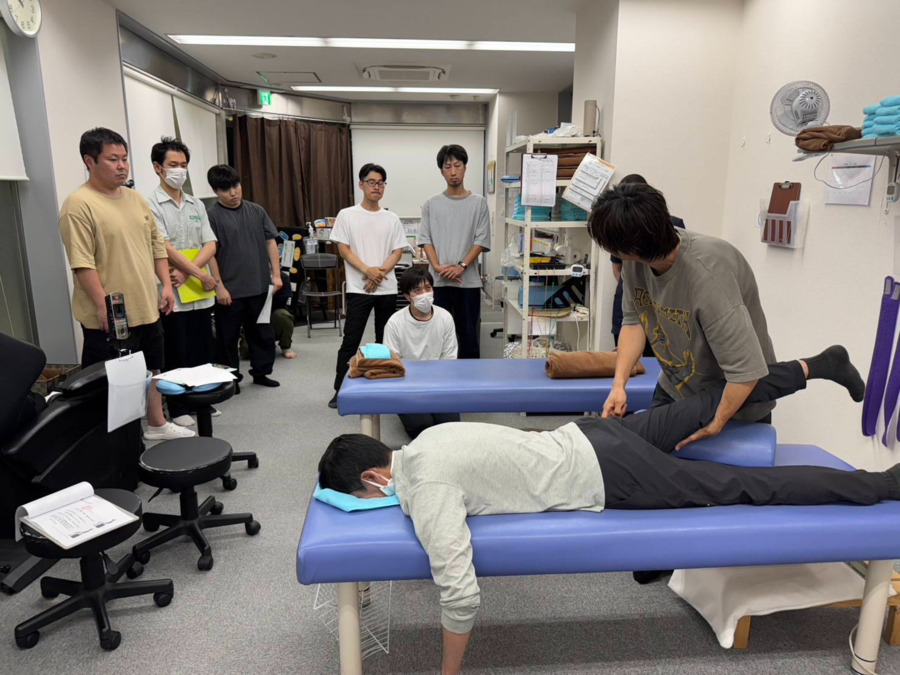 スマイル整骨院 大和東（柔道整復師の求人）の写真9枚目：勉強会風景～猫背姿勢の評価と治療～