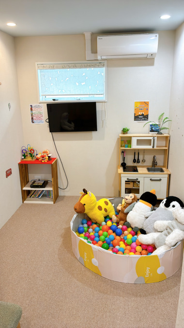 たか歯科ファミリークリニック（歯科助手の求人）の写真4枚目：待合室とは別にキッズルームを設けています