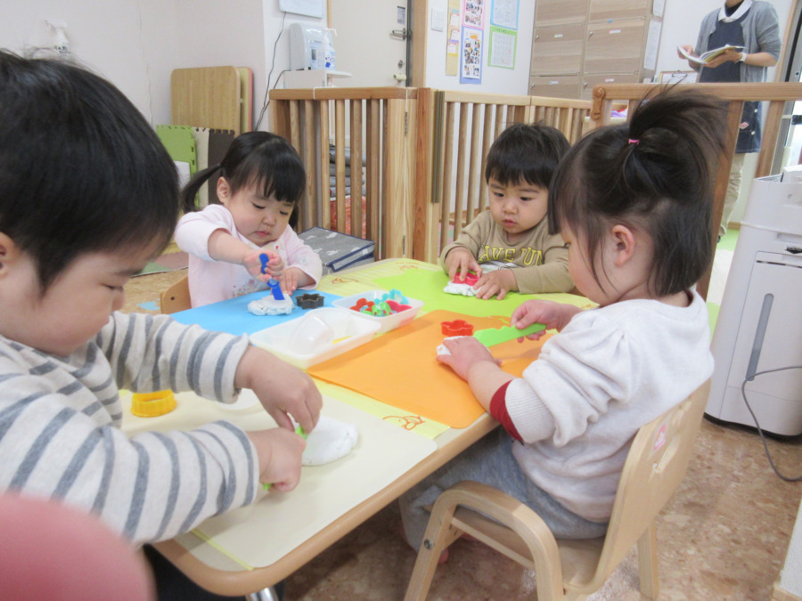 つるみ共育保育園(ともいくほいくえん)(保育士の求人)の写真:粘土に夢中の子どもたち。様々な活動で毎日が充実しています。