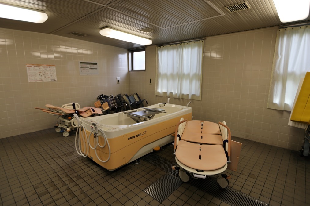 特別養護老人ホームグリーンロードの写真6枚目：新しくなったストレッチャー浴
ゆっくりと入浴していただけます。