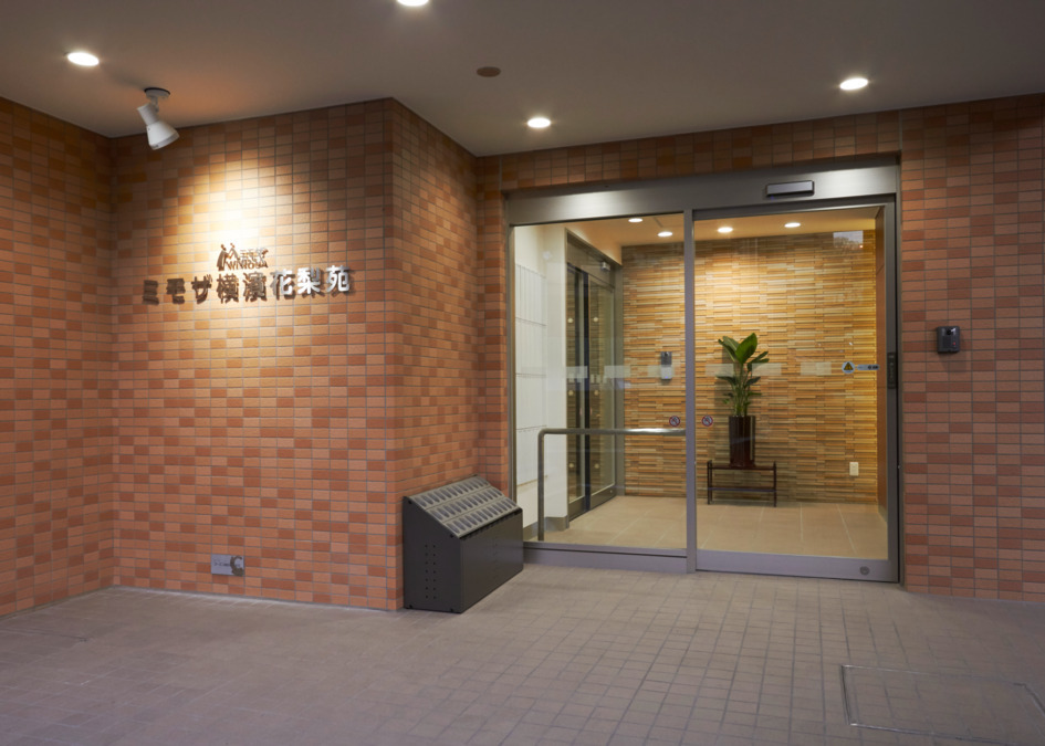 ミモザ横濱花梨苑サービス付き高齢者向け住宅の写真2枚目：施設出入口です。施設内は掃除のよく行き届いた明るく清潔な空間となっております♪