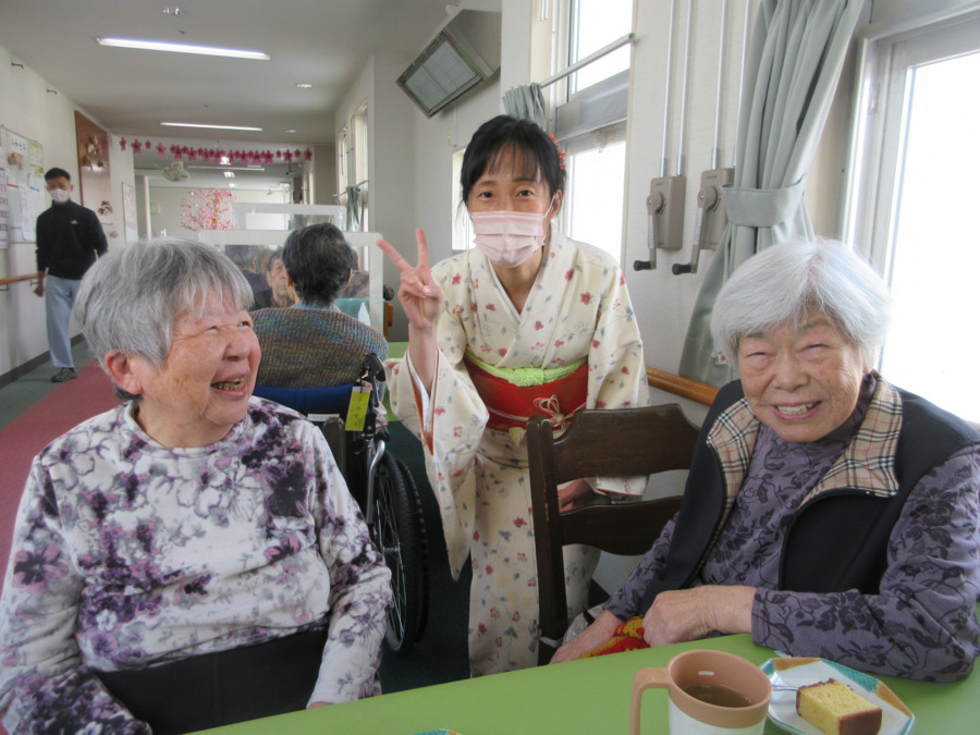 介護付き有料老人ホーム　サンライズ茂原（介護職/ヘルパーの求人）の写真3枚目：和菓子の会にて、着物を着た職員と一緒に撮影致しました。