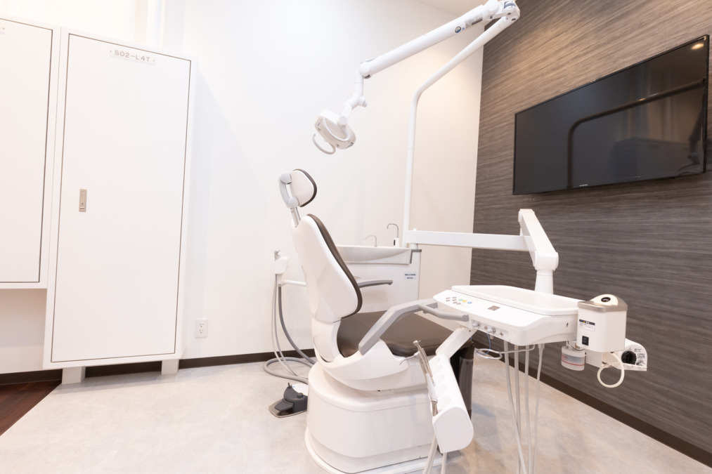 医療法人社団AMC Dentalone 西新宿6（歯科衛生士の求人）の写真6枚目：個室診療室を完備しております！