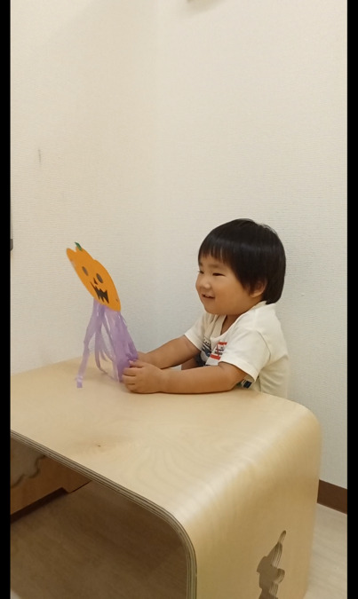 てらぴぁぽけっと平野西教室【2025年07月01日オープン】(児童指導員/指導員の求人)の写真3枚目:ハロウィン制作 風景