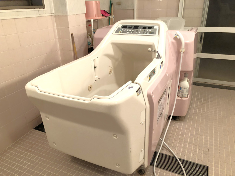 ミモザ千住桜木小規模多機能型居宅介護の写真3枚目：浴室です♨機械浴を設置しています。入浴介助の際は、より細やかなケアが求められます