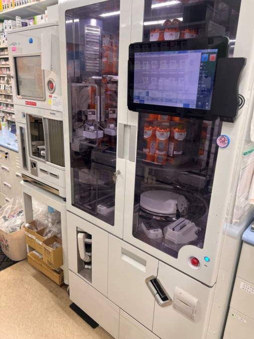 くるみ薬局八尾店（薬剤師の求人）の写真4枚目：くるみ薬局 八尾店 調剤ロボット導入です♪