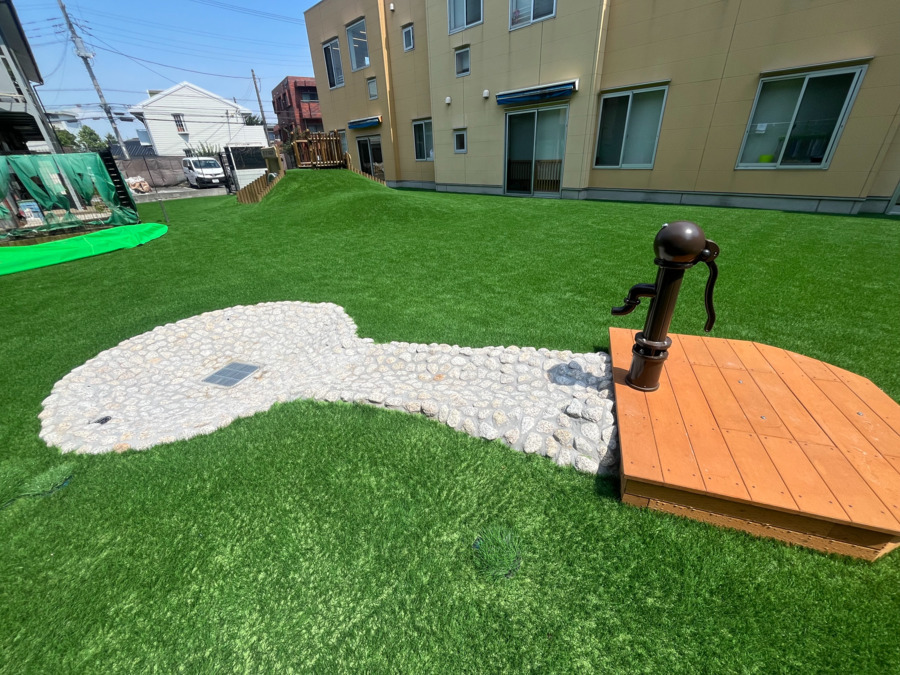 すくすくの杜 南行徳園【2025年04月01日オープン】(保育士の求人)の写真5枚目:お庭で水遊びもできます◎