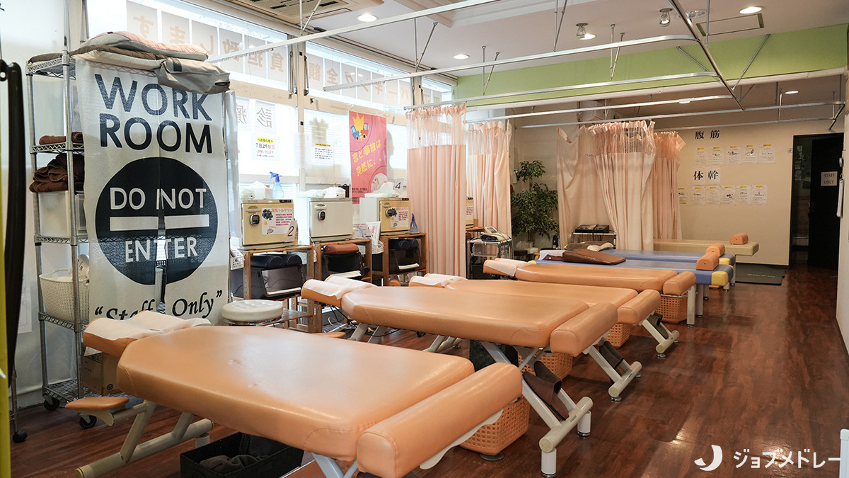 西千葉ありがとう整骨院（鍼灸師の求人）の写真11枚目：広々とした施術室です