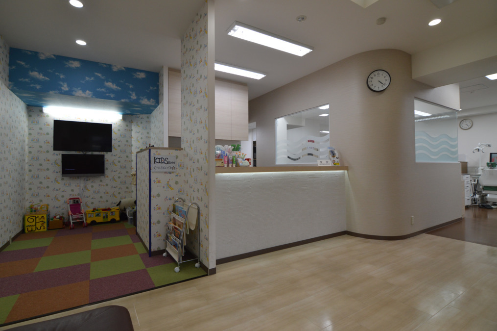 三国歯科医院の写真3枚目:待合室にはキッズコーナーもあります