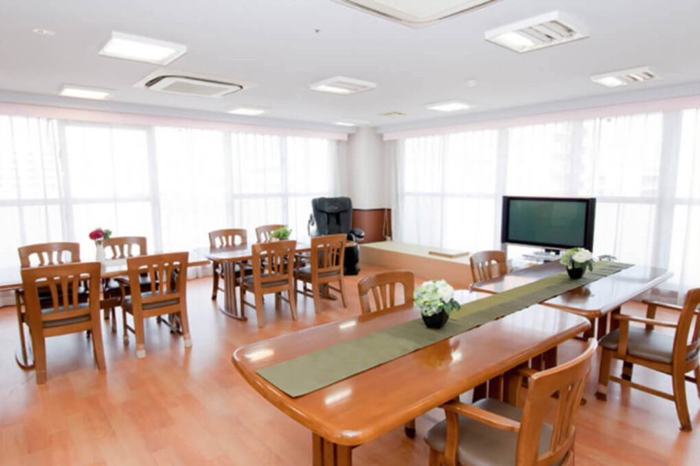 フロンティアの介護　介護付有料老人ホームもりやまの憩（介護職/ヘルパーの求人）の写真3枚目：食堂