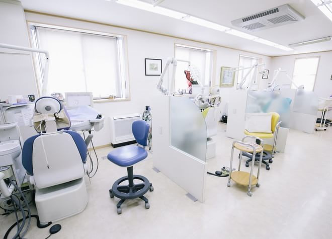 医療法人社団若葉会　白井歯科医院（歯科医師の求人）の写真5枚目：診療室　ユニット4台