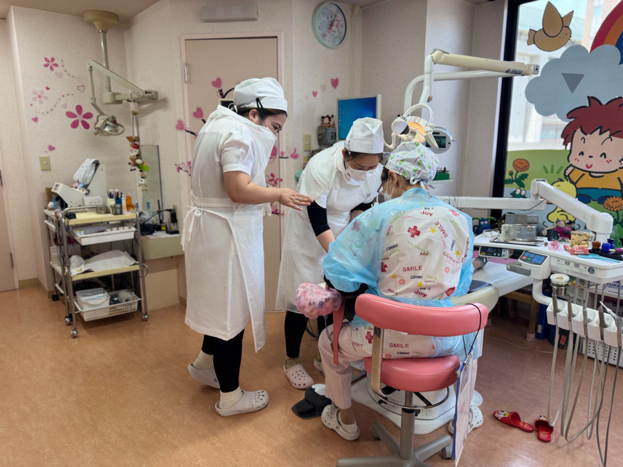 たんぽぽ小児歯科の写真6枚目：治療中も傍に先輩がいるので安心できます
