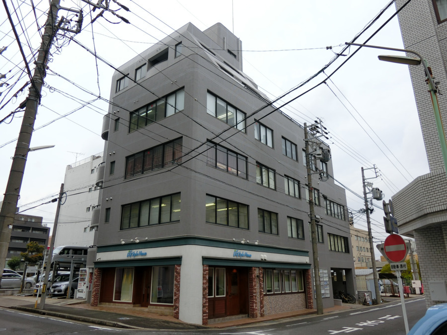 みのりライフ介護センター名古屋【訪問介護】（サービス提供責任者の求人）の写真9枚目：このビルの3階にあります。エレベーターで3階へ上がり、降りてすぐ前の部屋です。