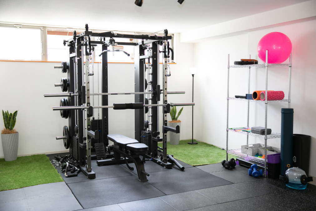 パーソナルトレーニング整体Reglisse（インストラクターの求人）の写真6枚目：専用のマシンでトレーニング指導を行います。