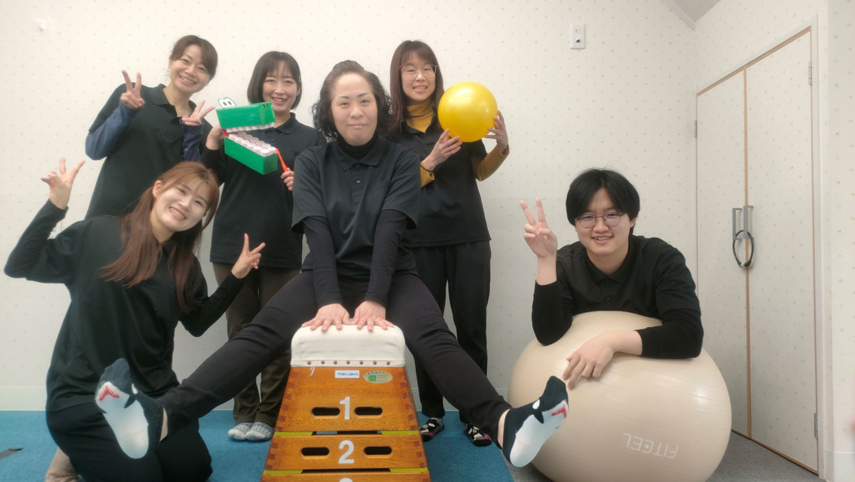 ぱすてるらいふ（児童指導員/指導員の求人）の写真2枚目：20代から40代までの職員が働いています。